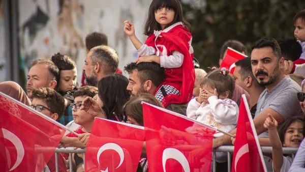 Plaza Dili ve Emoji Kültürü Türkçeyi Aşındırıyor